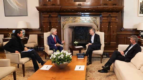 De izq. a der.: el director del programa Argentina 2030 , Iván Petrella; Steven Pinker, el presidente Mauricio Macri, y el jefe de Gabinete de la Nación, Marcos Peña
