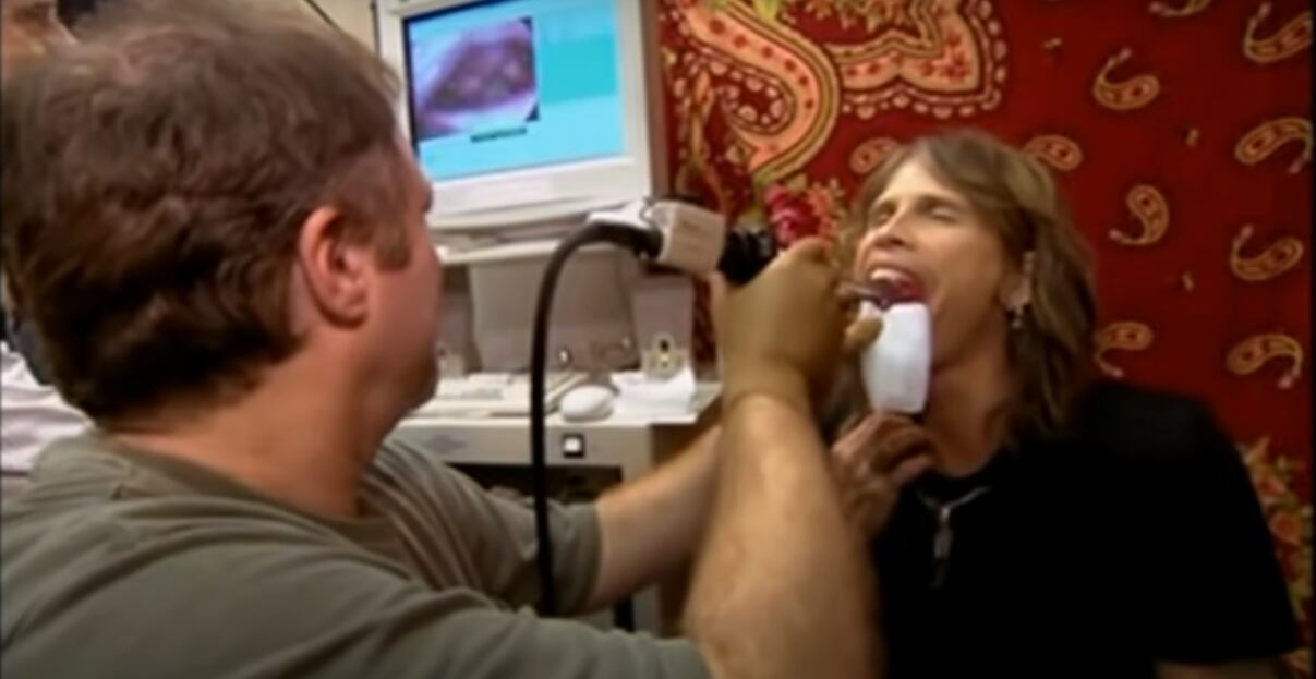 En 2006, Steven Tyler se sometió a una cirugía para arreglar un vaso sanguíneo de sus cuerdas vocales. El procedimiento fue parte de un documental para National Geographic