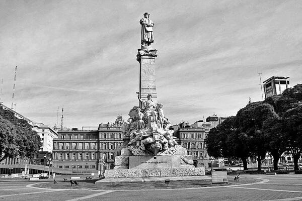 El día en que la estatua de Cristóbal Colón fue desterrada de la plaza de La Casa Rosada por orden del gobierno de Cristina Kirchner