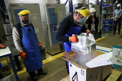 Un trabajador desempaca dosis de la vacuna contra el coronavirus de Pfizer/BioNTech dentro de una cámara frigorífica en un almacén en Santiago, Chile, el 11 de marzo de 2021 (REUTERS/Ivan Alvarado)