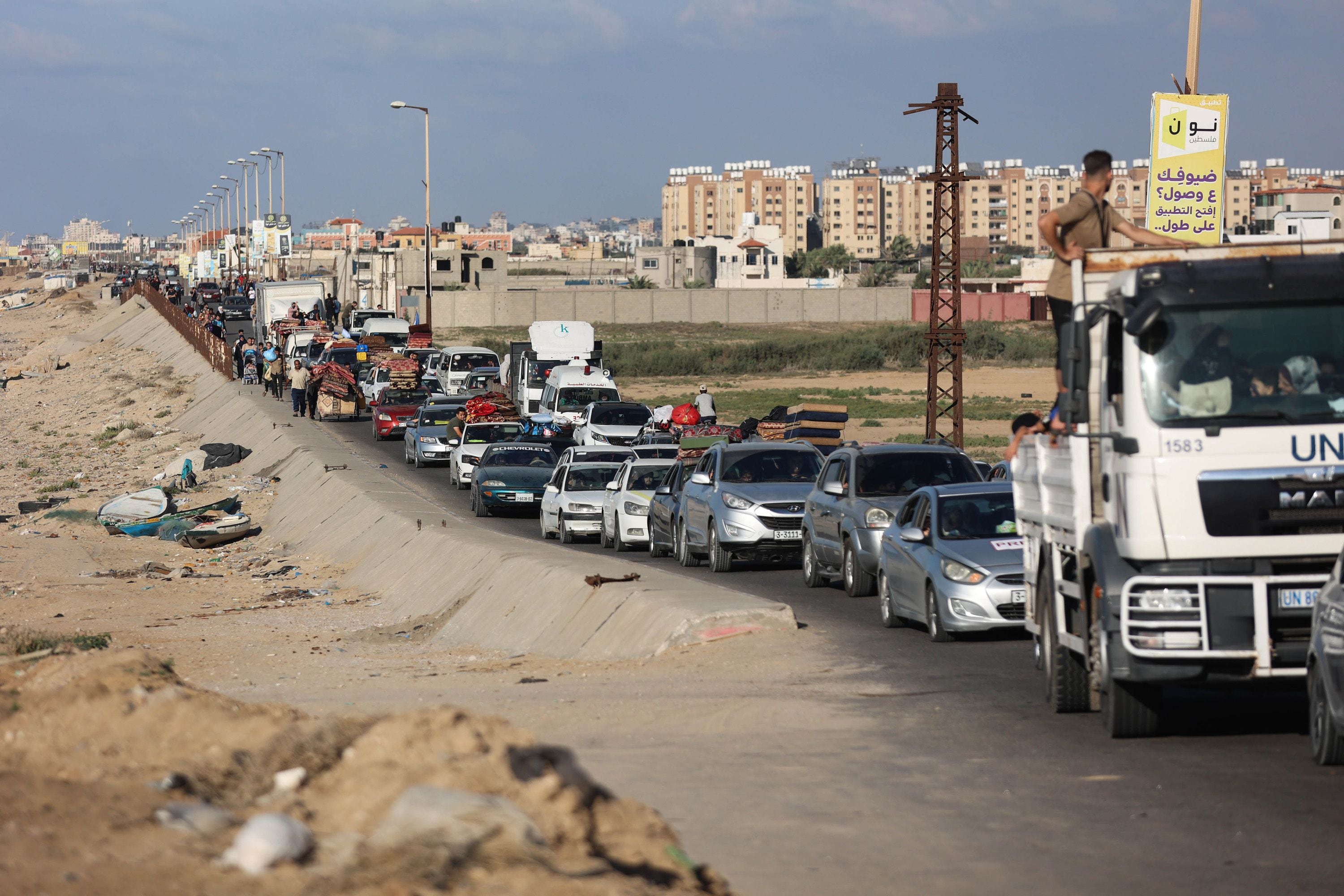 La carretera hacia el sur de Gaza con miles de familias desplazadas el viernes (Fotografía para The Washington Post de Loay Ayyoub)