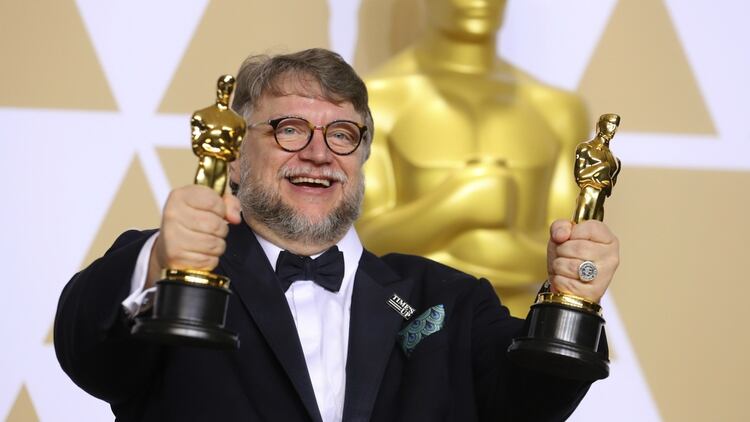 Del Toro muestra sus Premios de la Academia ganados por “La Forma del AguFamilia (Foto: Archivo)