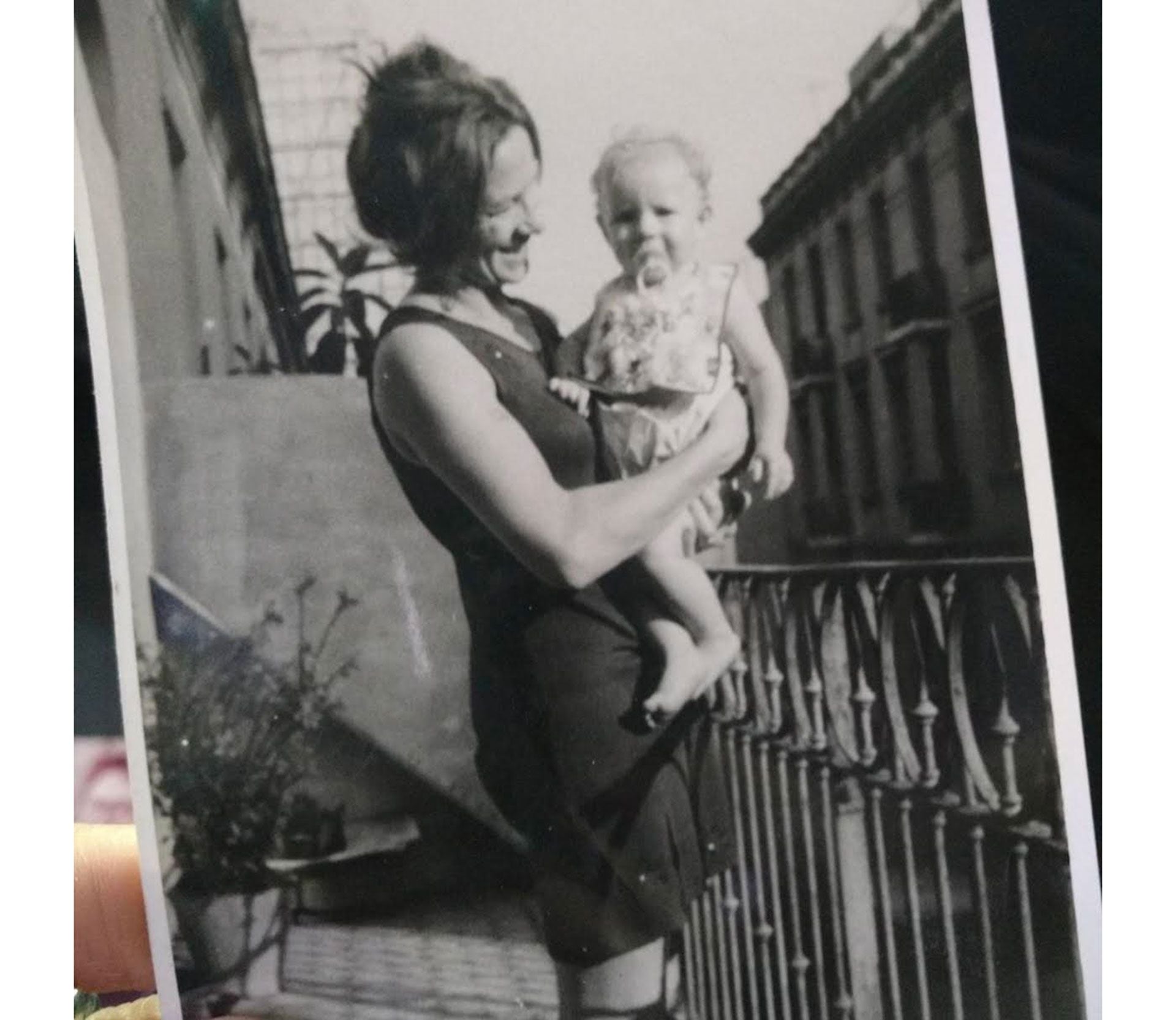 Gloria Carrá en brazos de su madre, 1972