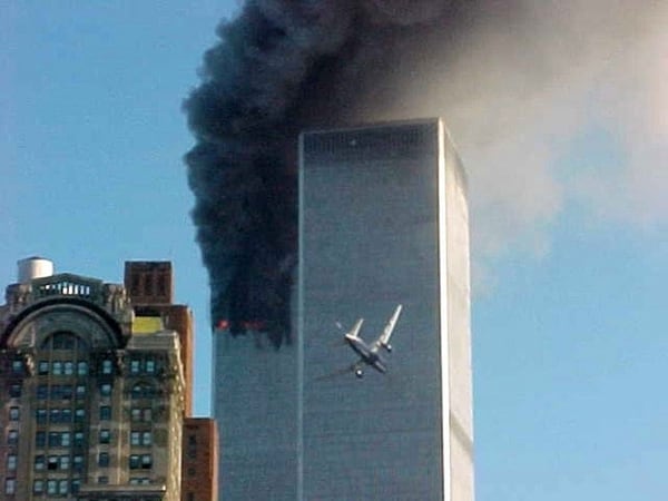 Momento en el que un avión se estrella en una de las torres del World Trade Center de Nueva York (Carmen Taylor/KHBS/KHOG-TV, vía AP)