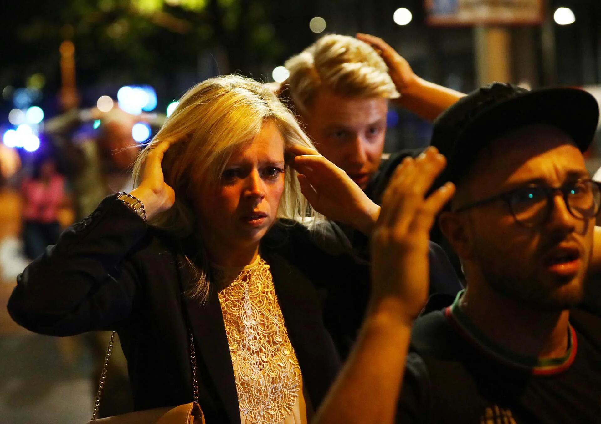 La gente abandona el lugar con las manos en la cabeza REUTERS/Neil Hall