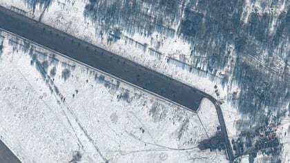 Imágenes satelitales del 15 de febrero tomadas por Maxar Technologies que muestran helicópteros de ataque desplegados en Bielorrusia (Satellite image ©2022 Maxar Technologies via AP)
