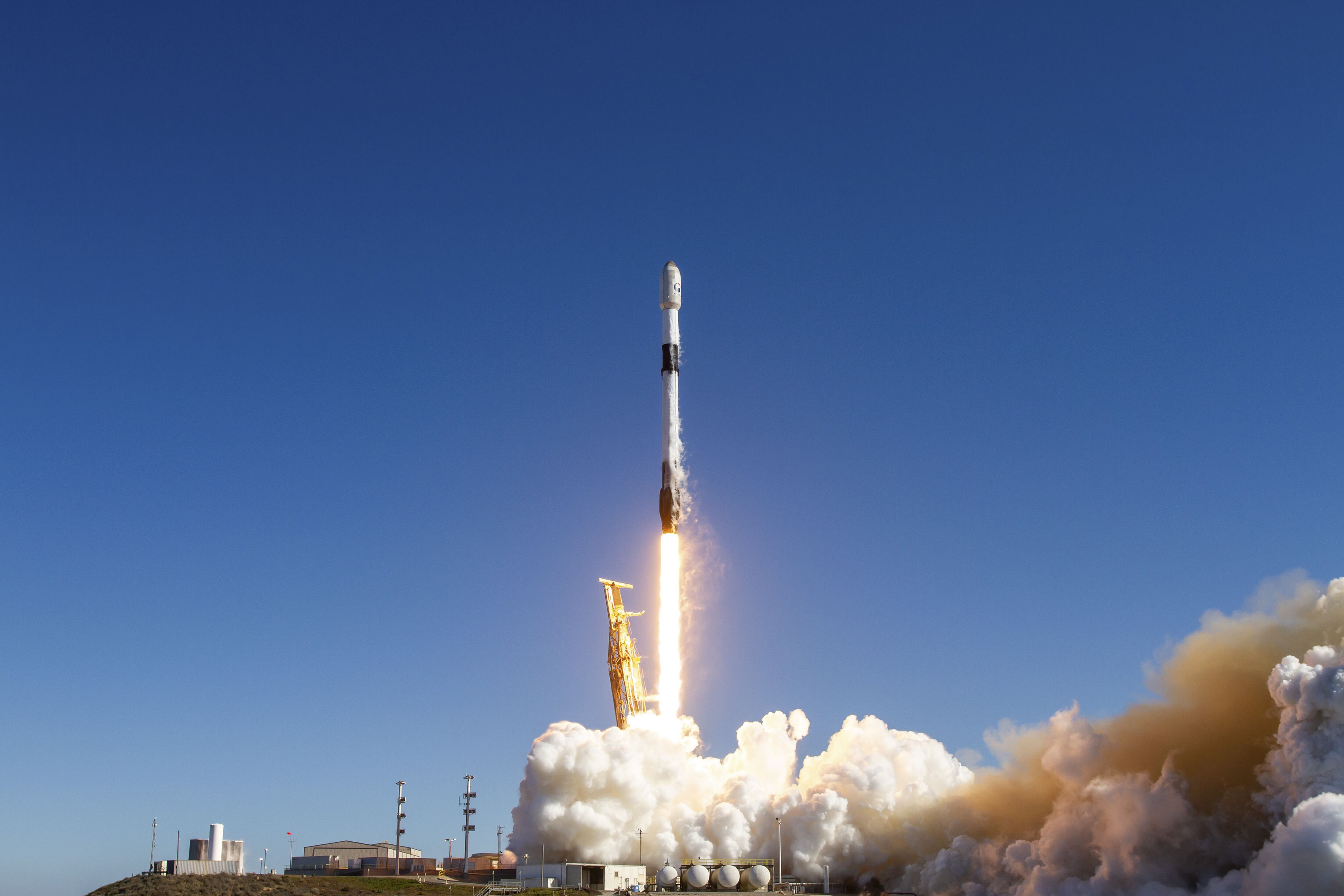 El cohete que transportó el primer satélite espía autóctono de Corea del Sur despegó de la base espacial estadounidense de Vandenberg en California el 1 de diciembre de 2023 (Europa Press/Contacto/Space X)