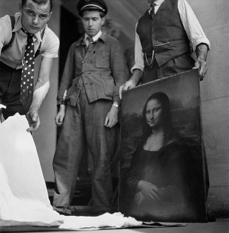 Jacques Jaujard junto a la obra que consiguió salvar y que inspiró la historia del libro “Salvando a la Mona Lisa” de Gerri Chanel