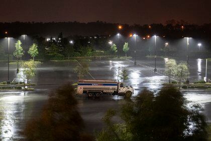 Un único camión estacionado en medio de las tormentas en Lake Charles (AFP)