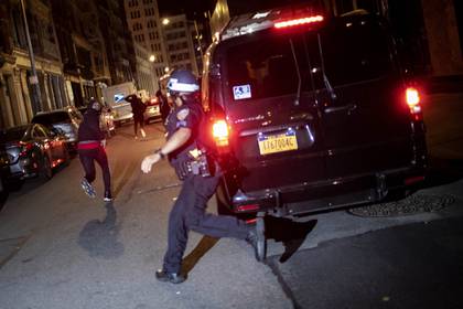 Un manifestante corre mientras es perseguido por la policía el lunes 1 de junio de 2020 en Nueva York. (AP Foto/Wong Maye-E)