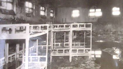 Las camas de hierro multiplicaron el calor y quemaron a los reclusos que buscaban refugio