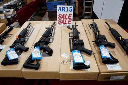 Rifles AR-15 expuestos en oferta en Oaks, Pennsylvania, Estados Unidos.  REUTERS/Joshua Roberts/File Photo