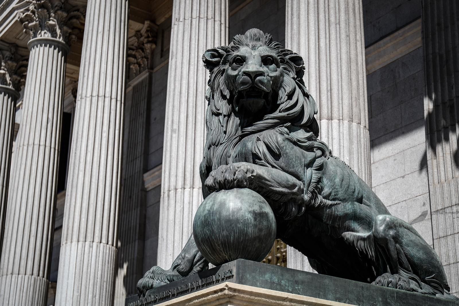 Uno de los emblemáticos leones que se encuentran delante de la fachada del Congreso de los Diputados en la Plaza de las Cortes de Madrid. (Óscar J.Barroso/Europa Press)
