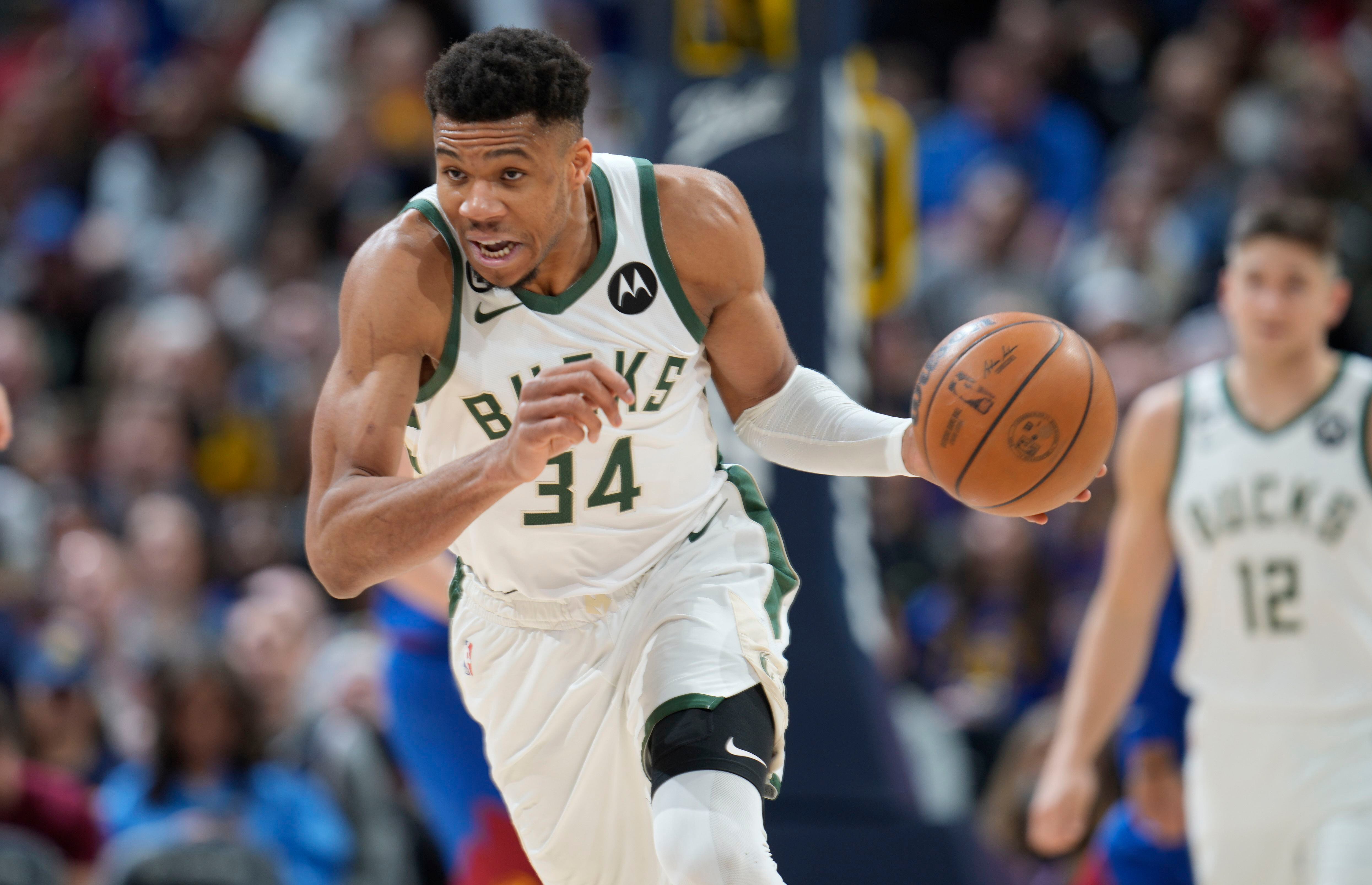 Giannis Antetokounmpo, alero de los Bucks de Milwaukee, recupera un balón perdido en la segunda mitad del juego de baloncesto de la NBA en contra de los Nuggets de Denver, el sábado 25 de marzo de 2023, en Denver. (AP Foto/David Zalubowski)