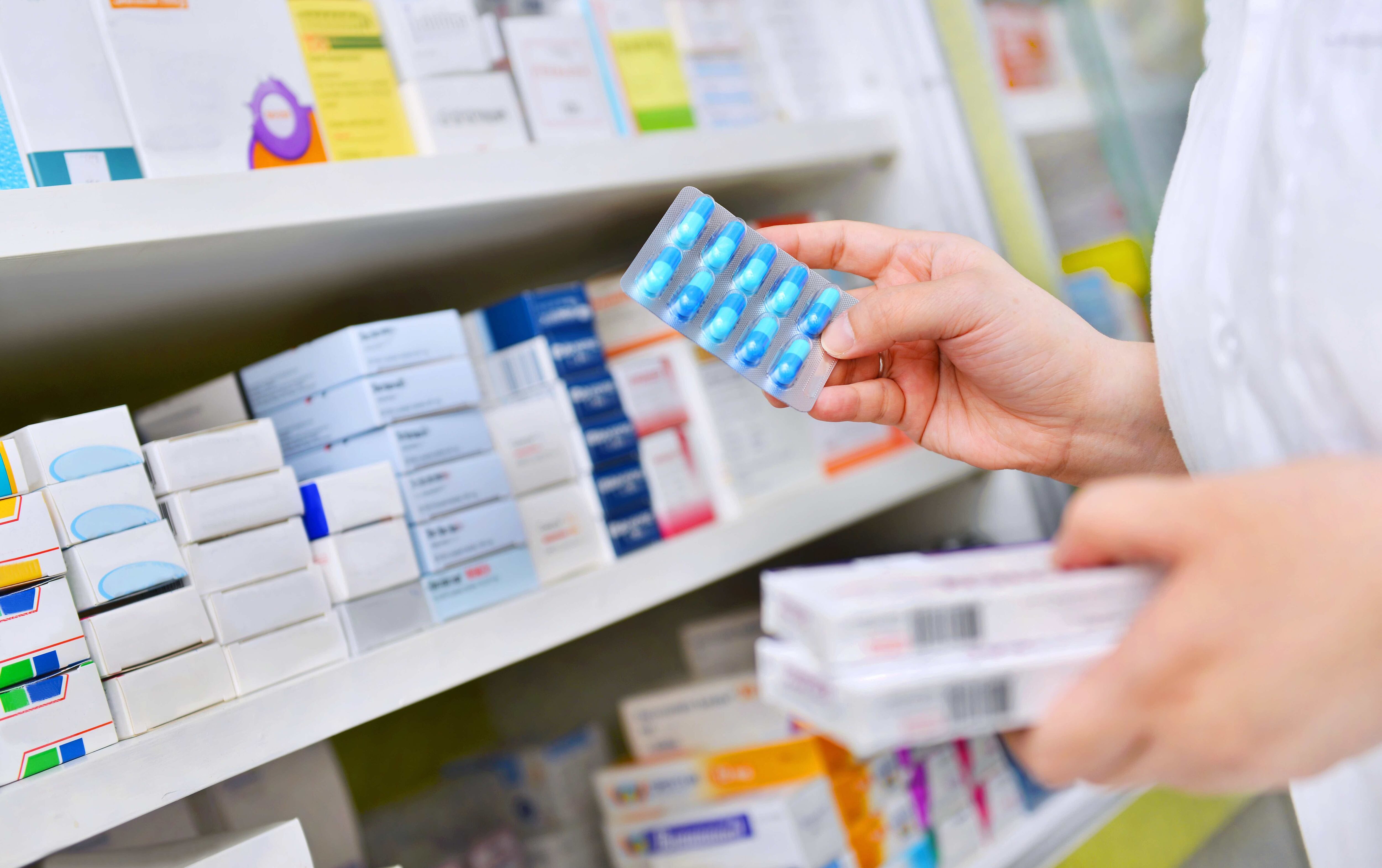 La nueva medida permite a los farmacéuticos con licencia estatal recetar Paxlovid con ciertas limitaciones