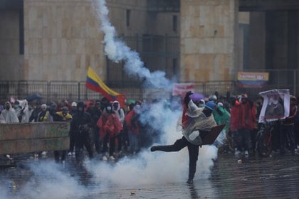 Un manifestante lanza un objeto durante una protesta contra la pobreza y la violencia policial en Bogotá, Colombia, este 5 de mayo de 2021. REUTERS/Luisa González