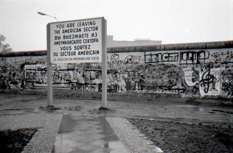 Fotografía de 1988 - Durante 28 años un muro dividió a Berlín en dos partes (Shutterstock)