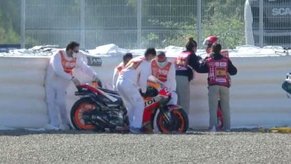 Marc Márquez pareció algo aturdido tras su accidente pero abandonó la pista a pie.