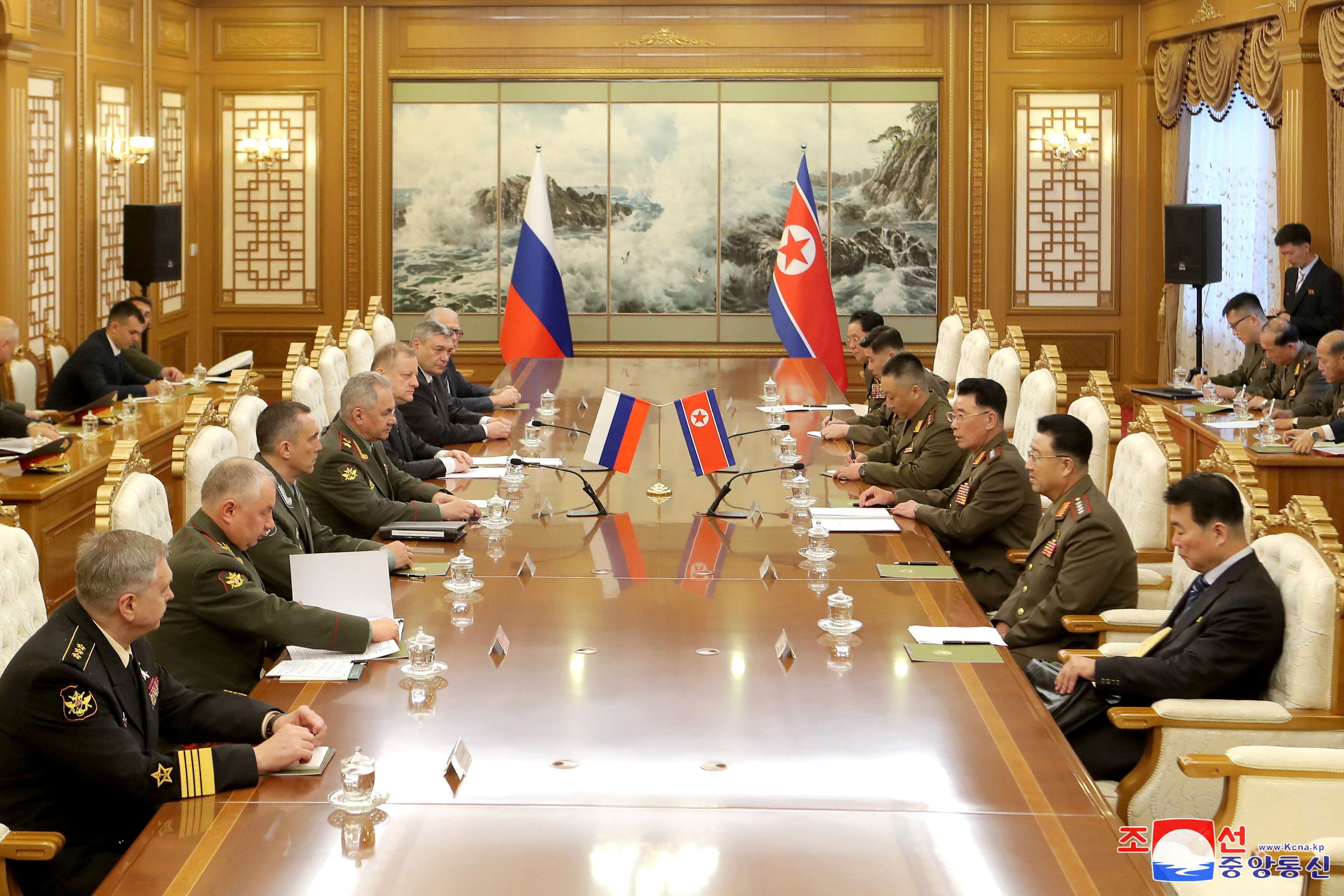 El Ministro de Defensa de Corea del Norte, Kang Sun Nam, se reúne con el Ministro de Defensa ruso, Sergei Shoigu (KCNA vía REUTERS)