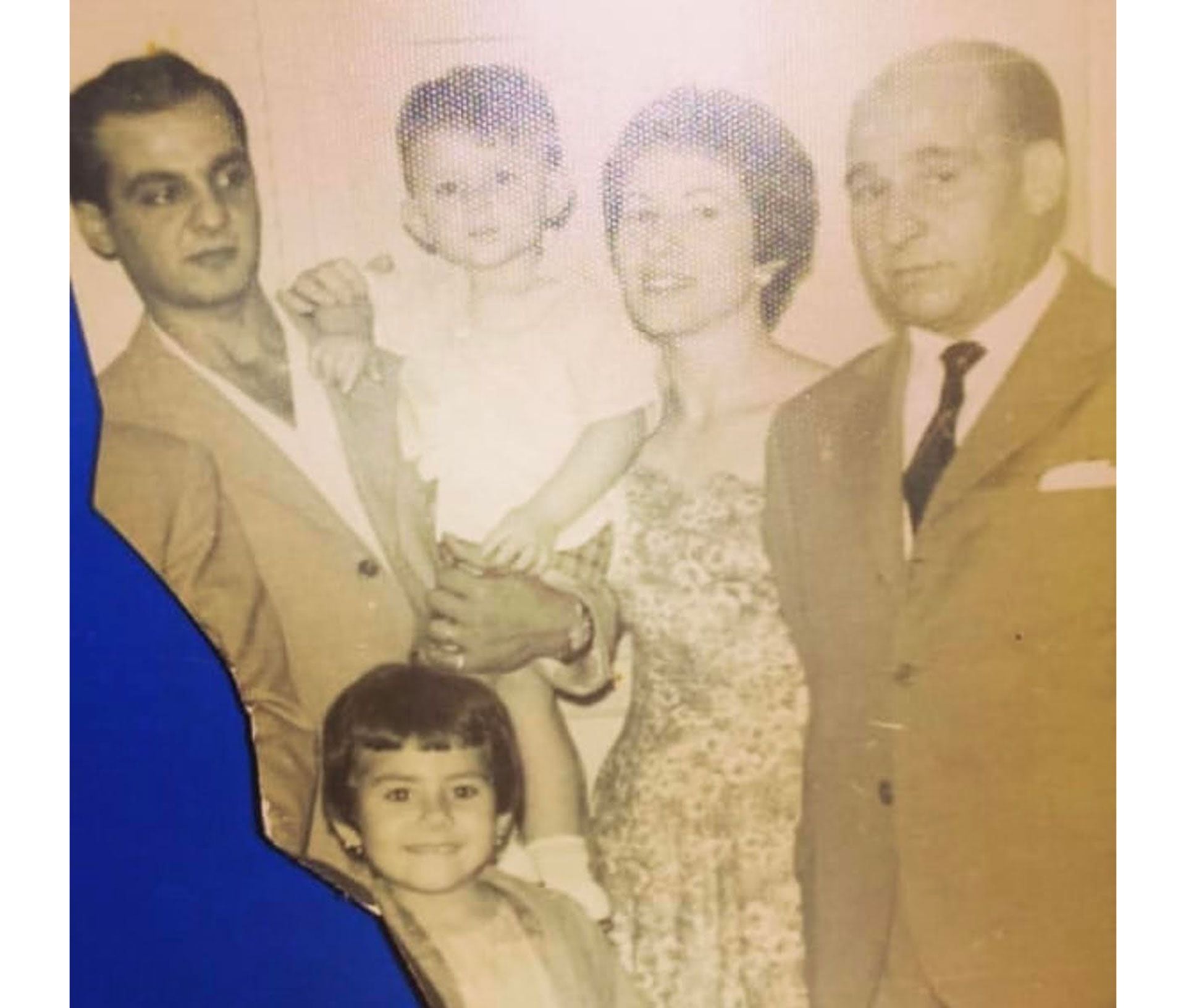Luis Currá, con Luis Alberto en brazos, Carmen Doña, el abuelo Marino Currá y la pequeña Silvia, familia de Gloria Carrá