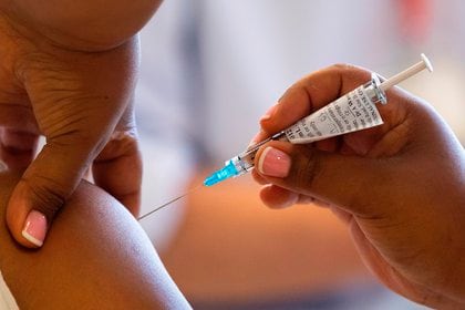Un estudio a gran escala que abarcó tres continentes reveló que la vacuna de J&J tenía una eficacia del 85% en la protección contra la enfermedad grave (Efe)
