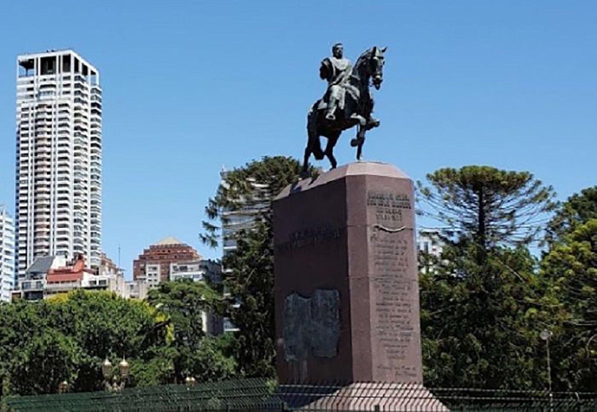 Inaugurado en 1999, el monumento a Rosas se levanta a metros donde había construido su caserón, en los bosques de Palermo