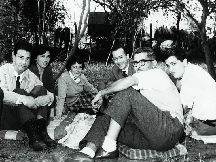 Troxler, la esposa de Rizzoni, Enriqueta Muñiz, Walsh, Rizzoni y Lizaso. Buenos Aires, 1957. (Gentileza Editorial Planeta)
