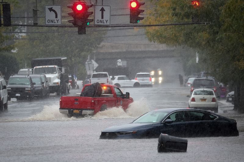Un vehículo abandonado se encuentra en las aguas de una inundación durante una fuerte tormenta en el suburbio de Mamaroneck en la ciudad de Nueva York en el condado de Westchester, Nueva York, EEUU, 29 de septiembre de 2023. REUTERS/Mike Segar