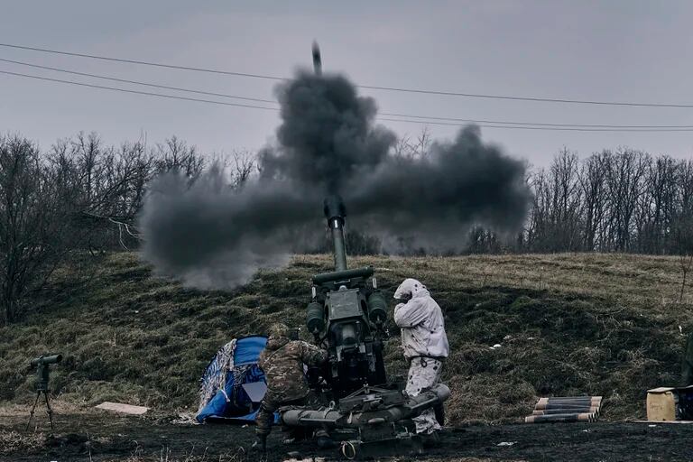 Soldados ucranianos disparan un proyectil hacia posiciones rusas (AP Foto/Libkos) 