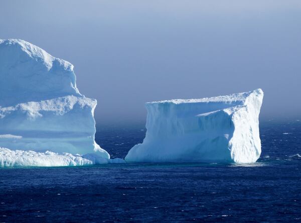 El proyecto consiste en arrastrar un iceberg de 70.000 toneladas desde la Antártida hasta la costa de la provincia del Cabo Occidental, hacerle un agujero y extraer agua como si se tratara de una mina (Reuters)