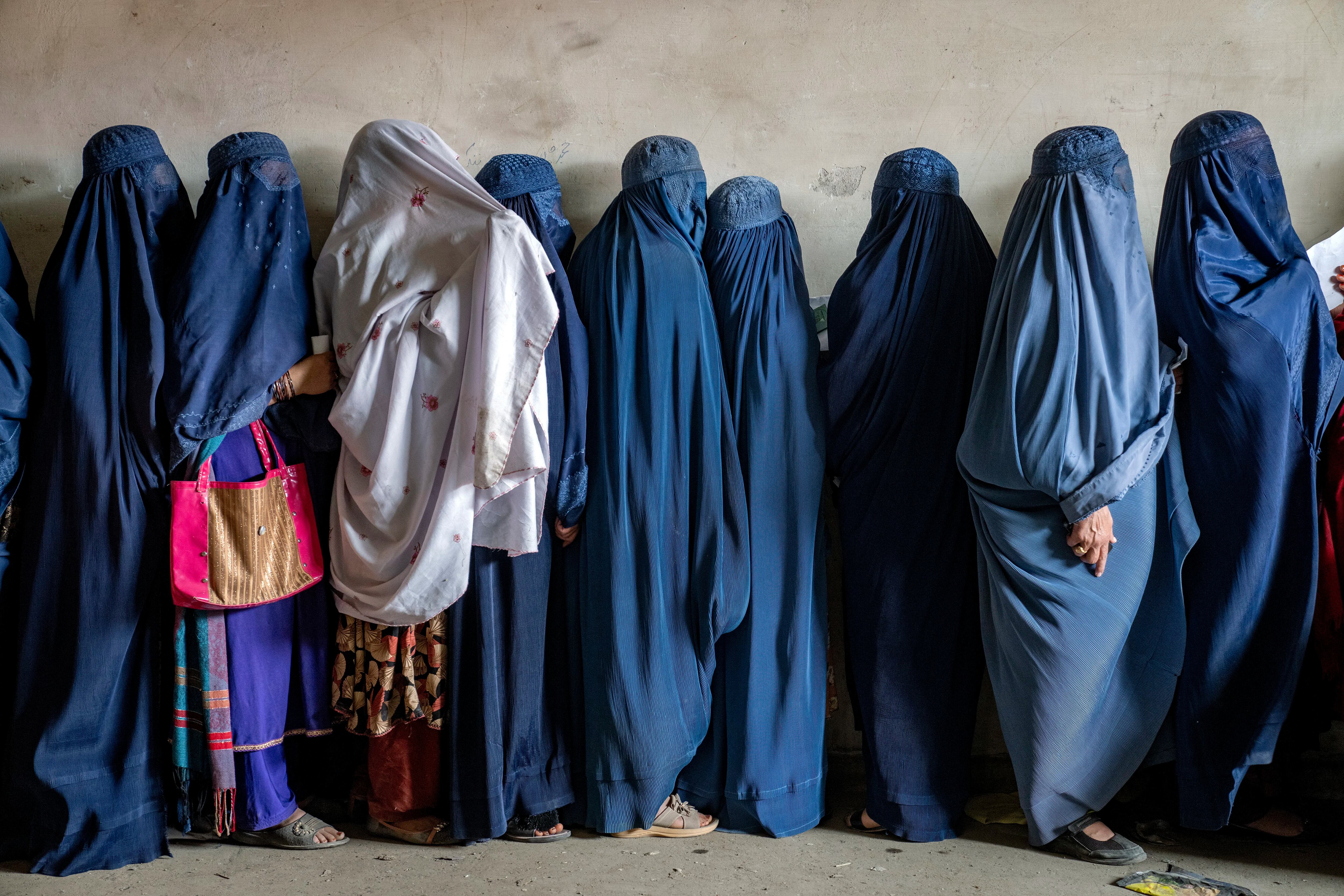 Un funcionario talibán aseguró que las mujeres “pierden valor” si sus rostros son visibles en público