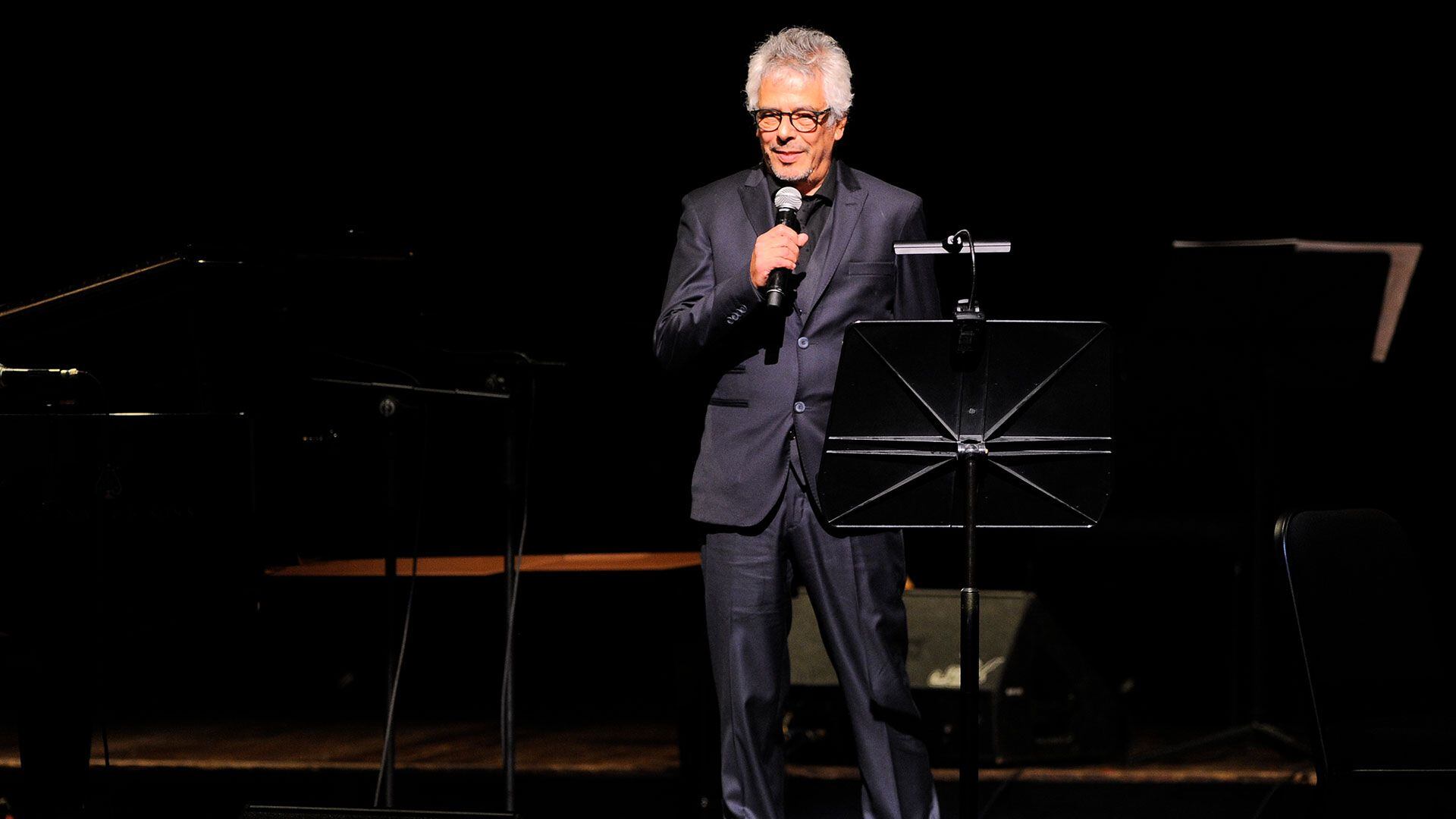 El periodista musical Bobby Flores se encargó de presentar la velada homenaje a Spinetta en el Teatro Colón (Télam)