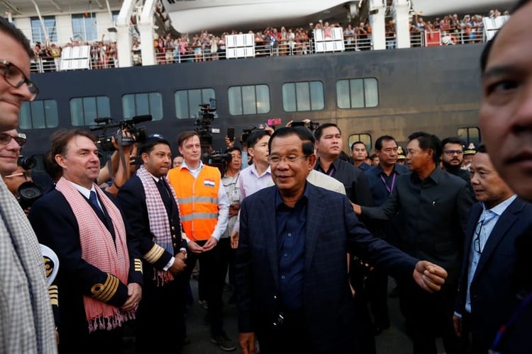 El primer ministro de Camboya, Hun Sen, da la bienvenida a la tripulación del MS Westerdam (REUTERS/Soe Zeya Tun)