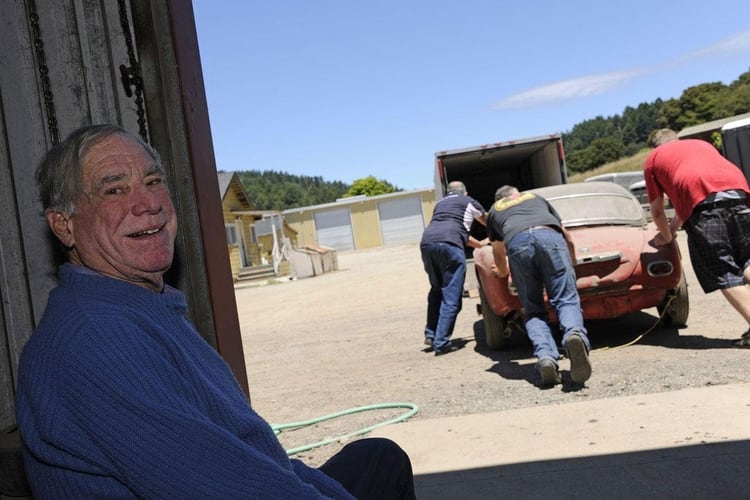 Jack Castor, quien tenía el auto en California, cuando se llevaban el 507 de su granja. (BMW)