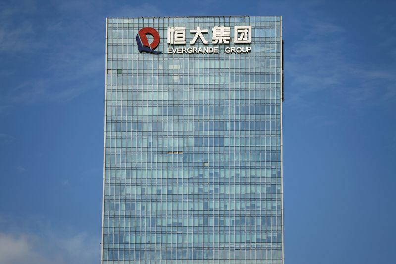 El logotipo de China Evergrande Group en la sede de la promotora inmobiliaria en Shenzhen, provincia de Guangdong, China, 26 de septiembre de 2021. REUTERS/Aly Song
