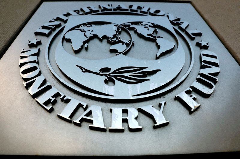 FOTO ARCHIVO: El logotipo del Fondo Monetario Internacional (FMI) se ve fuera del edificio de la sede en Washington, Estados Unidos. REUTERS/Yuri Gripas/Foto de archivo