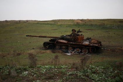 Un tanque destruido en el distrito de Fuzuli en la región de Nagorno-Karabaj, el 18 de noviembre de 2020 (REUTERS/Aziz Karimov/Archivo Foto)