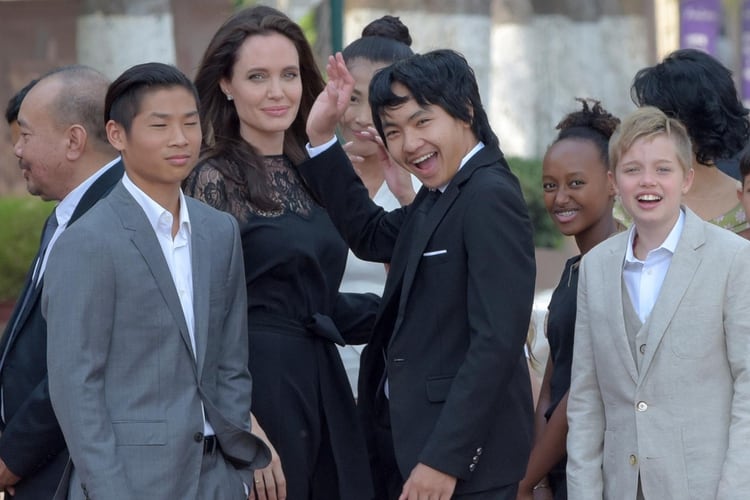 Angelina Jolie con cuatro de sus seis hijos