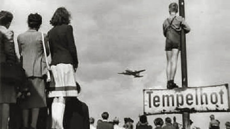 Berlineses observan un avión de carga de Estados Unidos durante el período del puente aéreo sobre Berlín, entre 1948 y 1949 (Wikipedia)