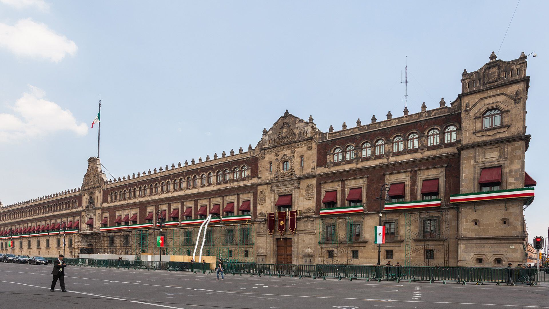 Palacio Nacional está flanqueado por las calles de Moneda, Correo Mayor y Corregidora, y es aledaño al inmueble que alberga la SCJN Fotos: Cuartoscuro 

