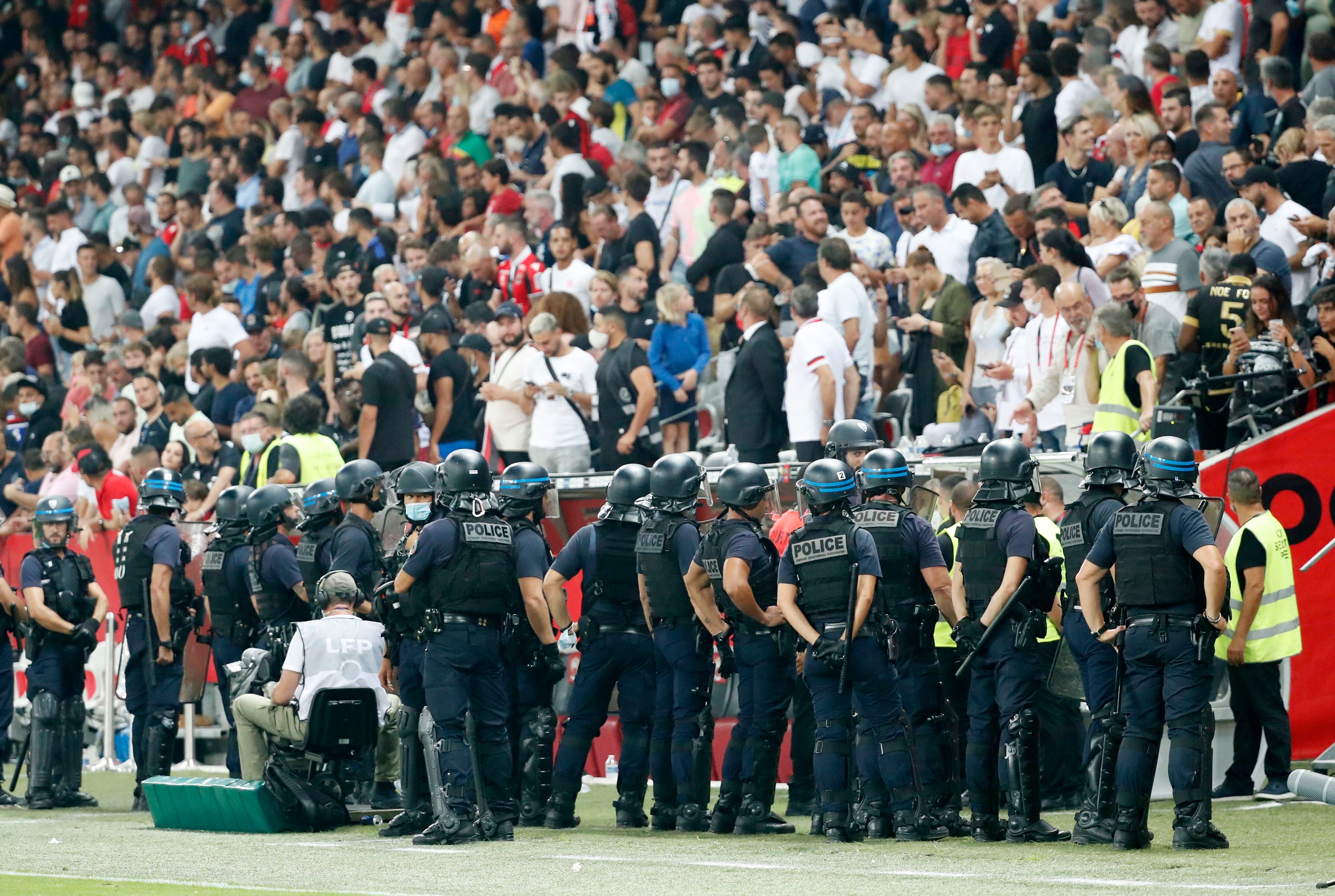 Agentes de la Policía tuvieron que armar un cinturón de seguridad para proteger a los jugadores del Olympique Marsella (Reuters)