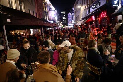 Varias personas disfrutan de la noche en un área de bares del Soho de Londres, Reino Unido, el 12 de abril de 2021. REUTERS/Henry Nicholls