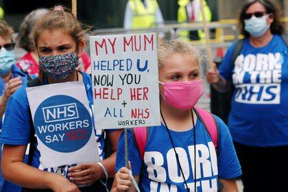 Niños sostienen pancartas durante una manifestación del personal del Servicio de Salud contra el manejo del gobierno británico de la pandemia, en Londres, el 12 de septiembre pasado (REUTERS/Simon Dawson)