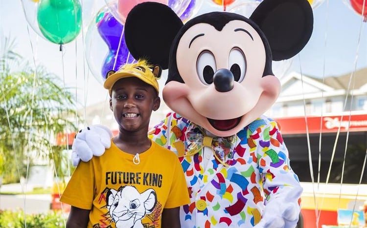 Mickey Mouse y otros personajes visitaron al niño el día de su séptimo cumpleaños para darle la sorpresa (Foto: Disney)