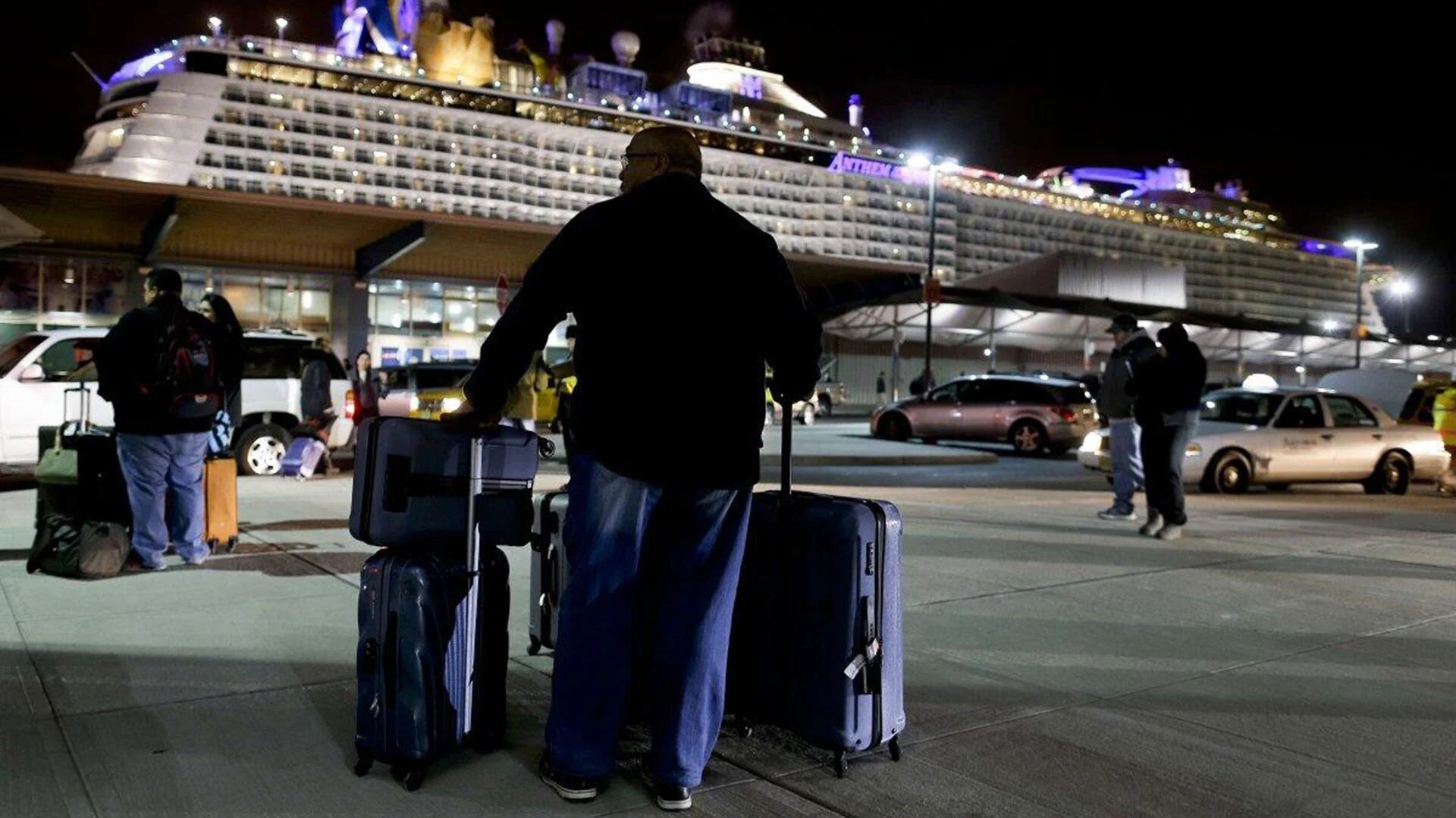 Los pasajeros debieron esperar una segunda salida para partir rumbo al Caribe (AP)