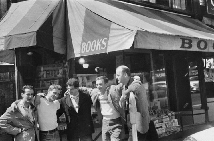 Bob Donlin, Neal Cassady, Allen Ginsberg, Robert LaVigne, y Lawrence Ferlinghetti, frente a la libreria City Lights, en San Francisco, 1955 (Allen Ginsberg).