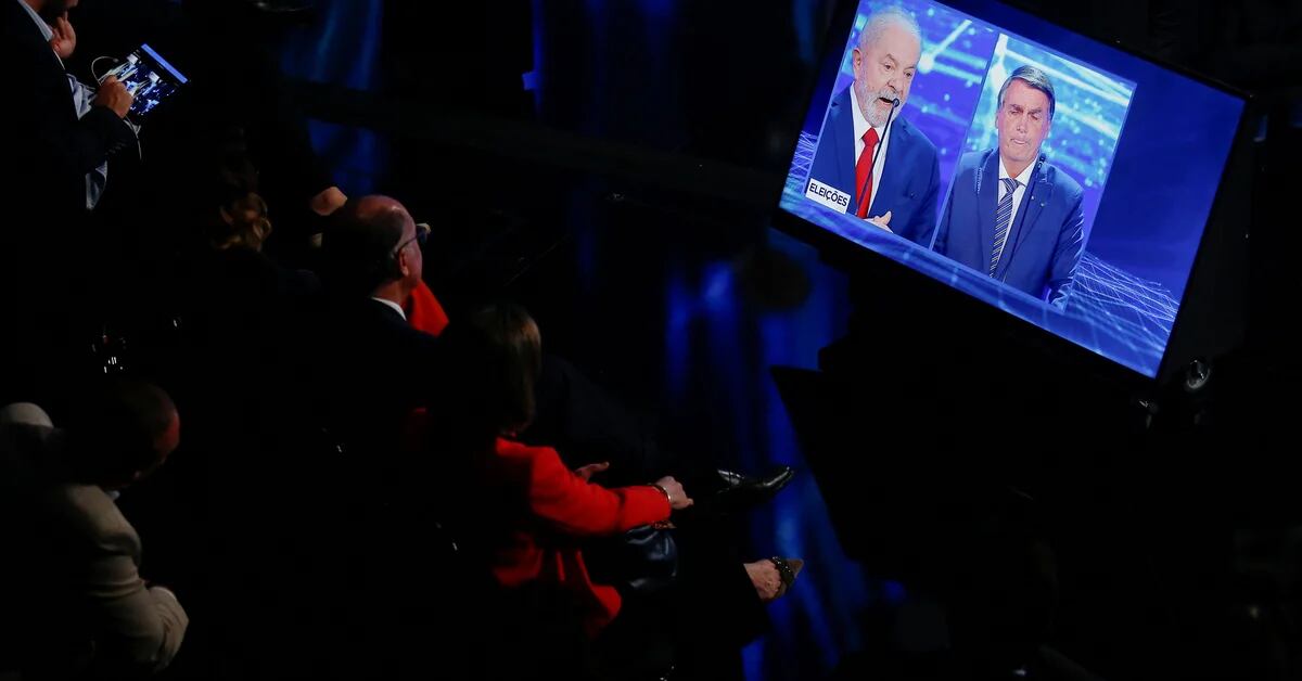 Los tensos cruces entre Bolsonaro y Lula durante el debate de la campaña presidencial en Brasil