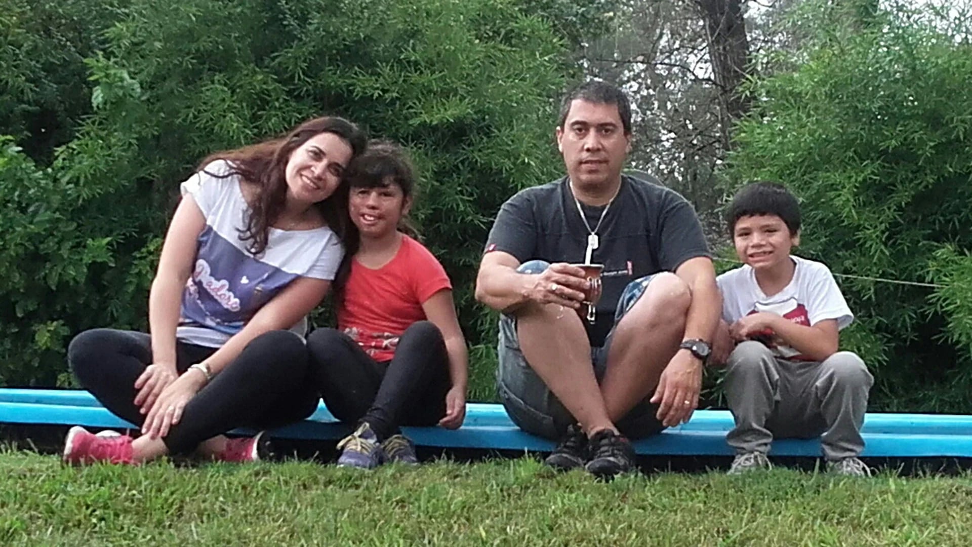 Fabiana Pérez y Norberto Vega y su nueva vida. Acá, junto a sus hijos, Betiana y Ezequiel