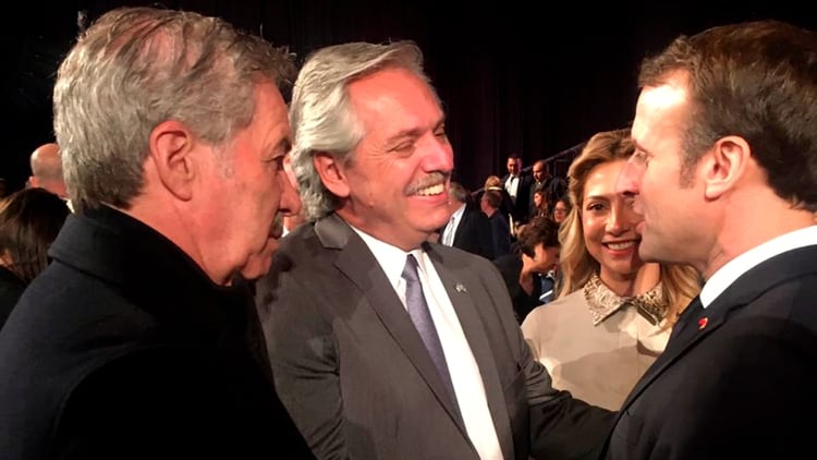 Alberto Fernández, acompañado por el canciller Felipe Solá, junto al presidente de Francia, Emmanuel Macron. Acordaron una visita a París el próximo 5 de febrero