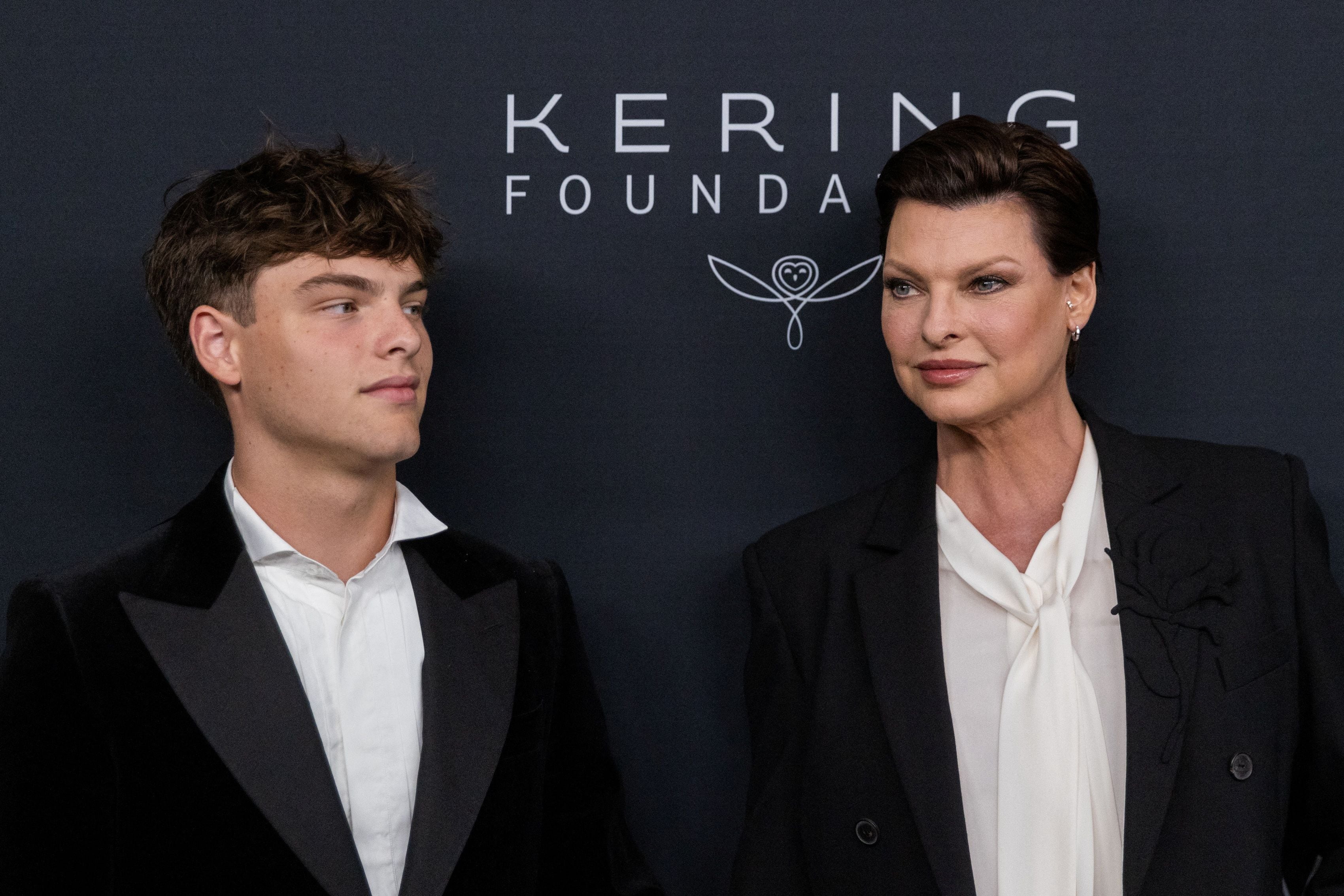 Augustin James Y Linda Evangelista (REUTERS/Jeenah Moon)